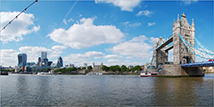"Tower Bridge" und Skyline der City of London